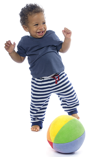 Bebé feliz jugando con una pelota.